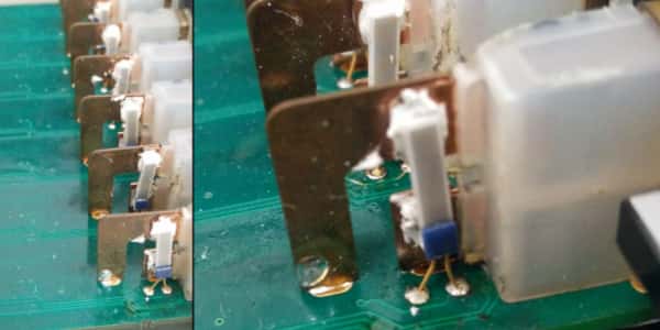 热电偶模块内的 CJC。白色电线连接到嵌入白色导热膏内的热敏电阻.jpg